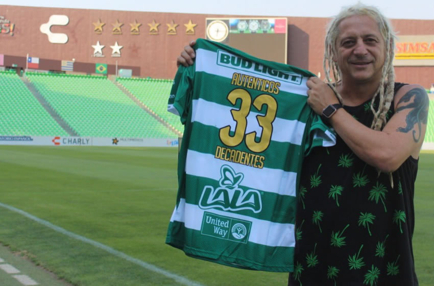 Bernardou posó con la casaca 33.