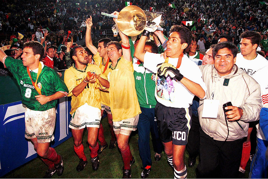 El equipo tricolor logró el bicampeonato en la Copa Oro de 1996, gracias al 2-0 sobre Brasil. (Foto: Mexsport)