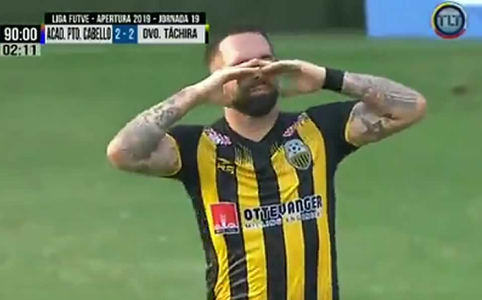 El jugador no celebró, pues estaba dejando fuera de la Fiesta Grande al club que dirige su padre. (Internet)