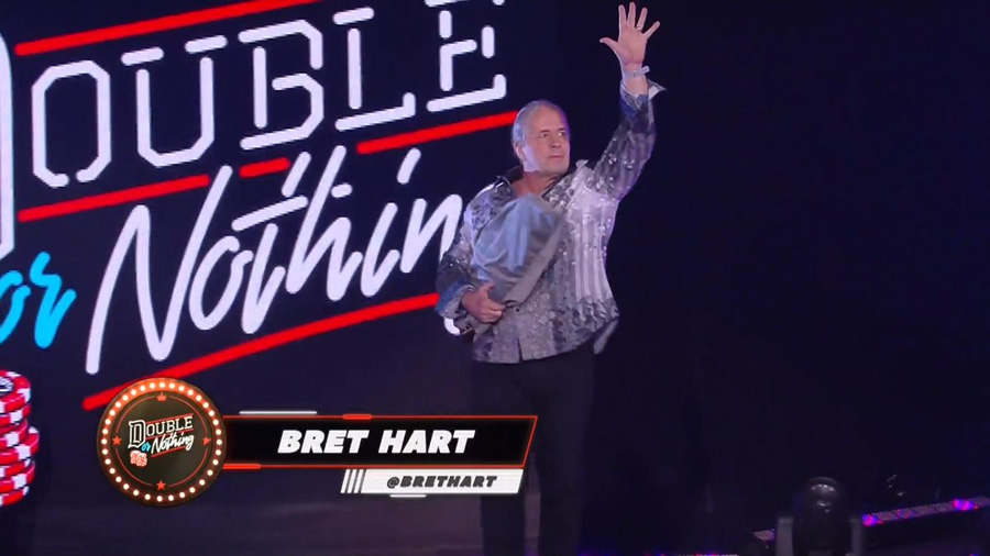 Bret Hart sorprendió con su aparición en el evento de AEW. (Foto: AEW)