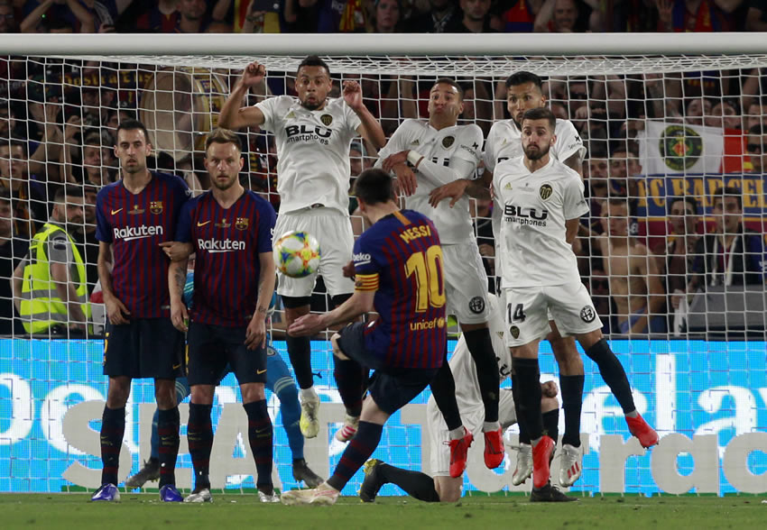 Valencia rompió las quinielas y se adjudicó la Copa del Rey al vencer al Barcelona.