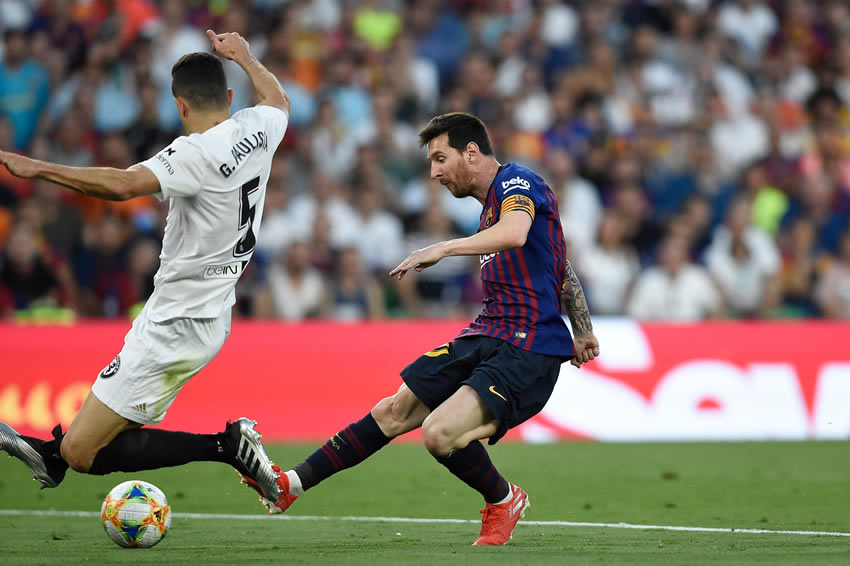 Valencia rompió las quinielas y se adjudicó la Copa del Rey al vencer al Barcelona.