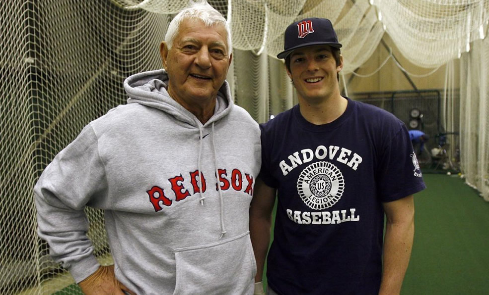 Abuelo y nieto se reunen en las prácticas del joven jugador. (Foto: @RochieWBZ)
