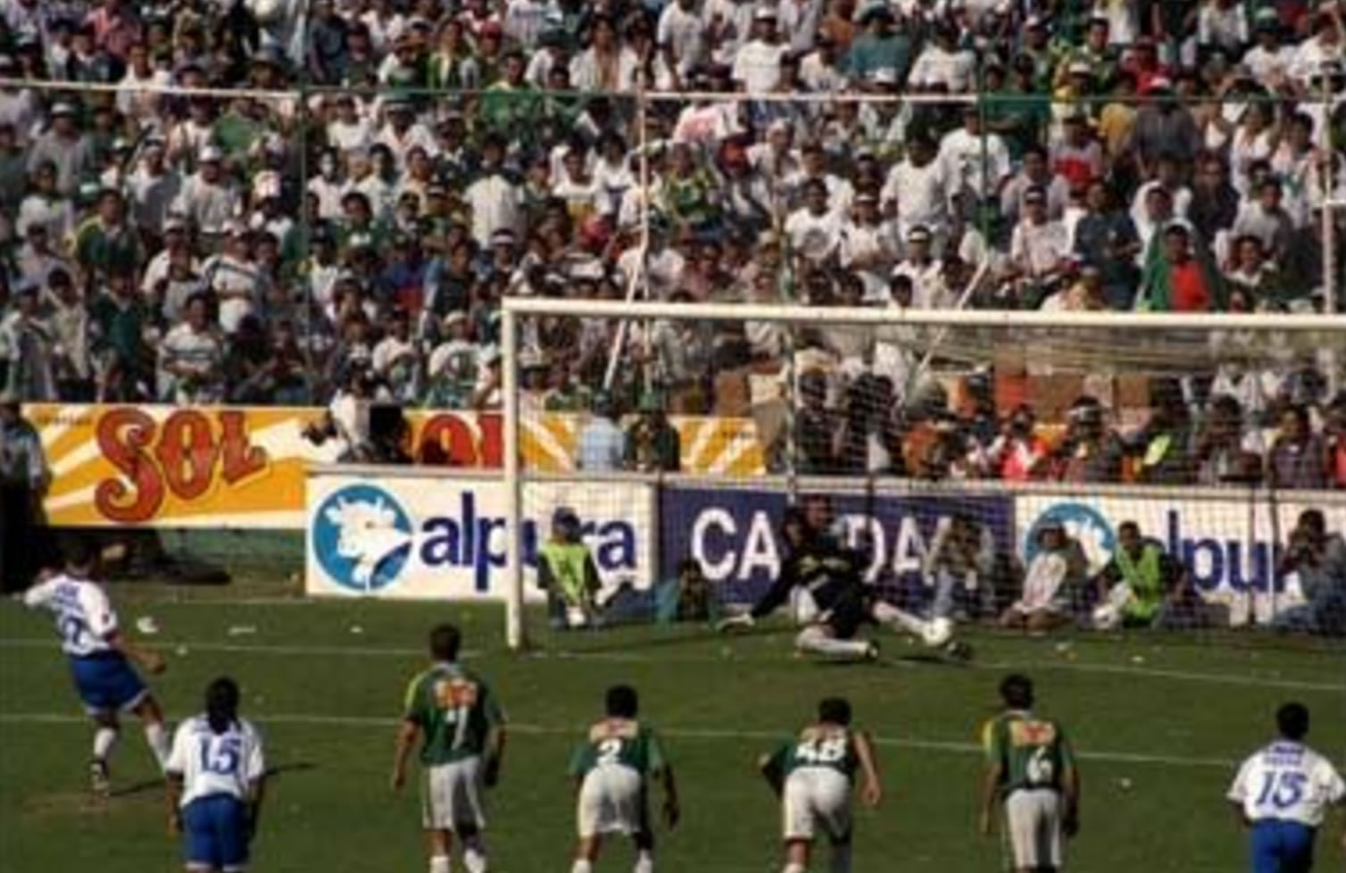 Carlos Hermosillo cobra el penal que les da el título. (Foto: Especial)