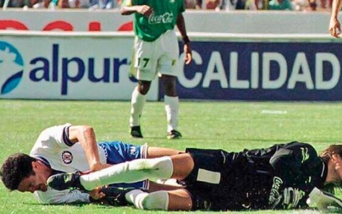 Carlos Hermosillo se cubre el rostro tras la patada de Ángel Comizzo. (Foto: Especial)