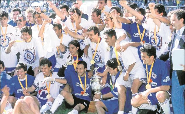 Cruz Azul festeja el título del Invierno 1997. (Foto: ElUniversal)