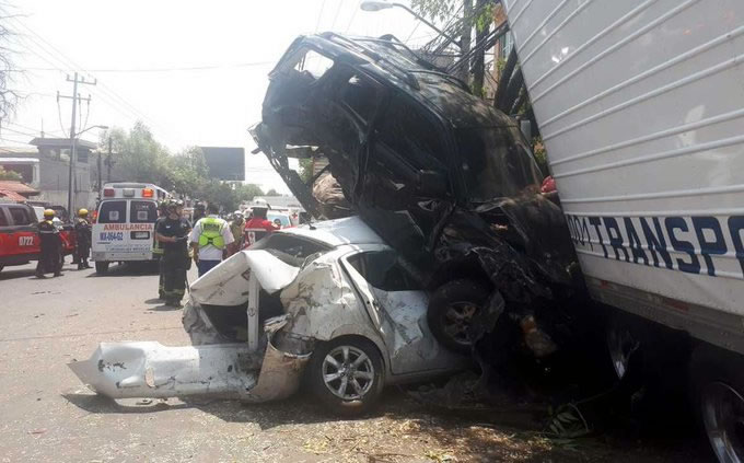 El tráiler se llevó a varios vehículos.