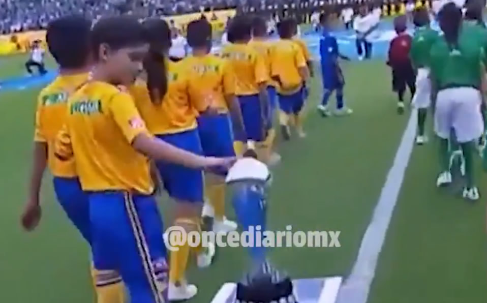 El último niño de la fila podría ser el de la maldición de Tigres.(@oncediariomx)