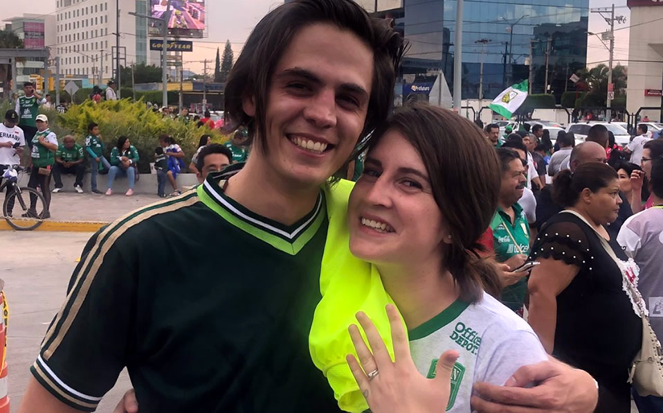 La feliz pareja que se comprometió afuera del Estadio León previo a la Final.