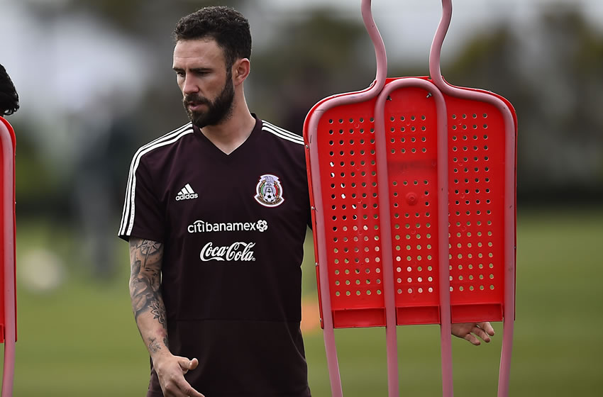 Layún no podrá tener actividad cuando menos en un mes. (Imago7)