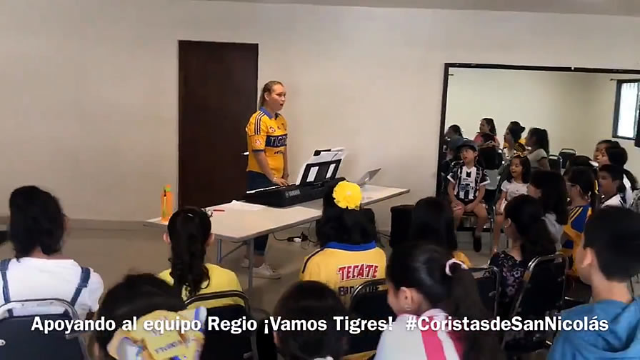 Pequeños Tigres y Rayados cantan al unísono.