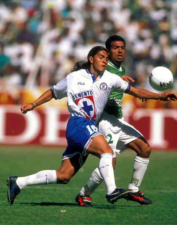 Ricardo Cadena y Francisco Palencia en disputa por el balón (Foto: Mexsport)
