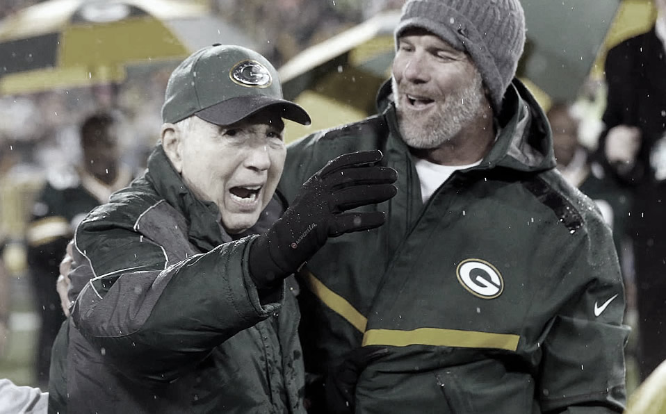 Bart Starr (izq) junto a Brett Favre en una ceremonia en el Lambeau Field. (AP)