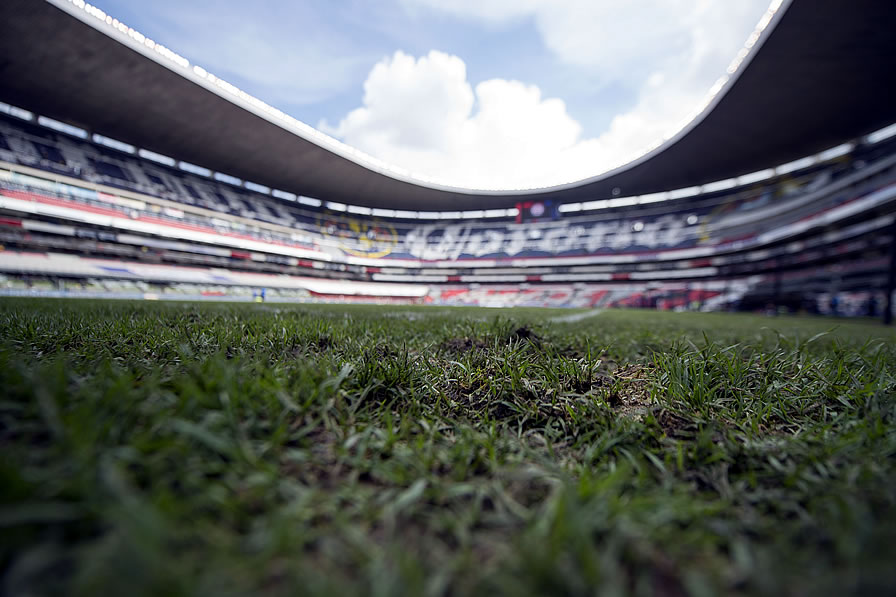 El césped híbrido convirtió en un potrero al Estadio Azteca. (Foto: Mexsport)