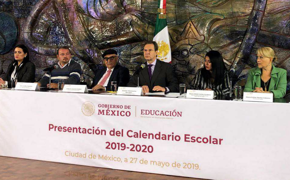 Esteban Moctezuma, titular de la SEP, presentó el calendario junto a algunos padres de familia. (@SEP_mx)