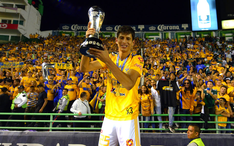 Jürgen Damm presume el título del C2019 frente a la porra de Tigres. (Imago7)