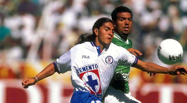 Ricardo Cadena y Francisco Palencia en disputa por el balón (Foto: Mexsport)