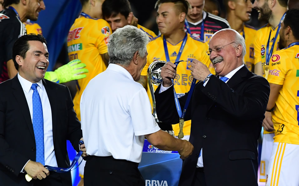 Tuca Ferretti recibe su medalla de Campeón del Clausura 2019. (Mexsport)