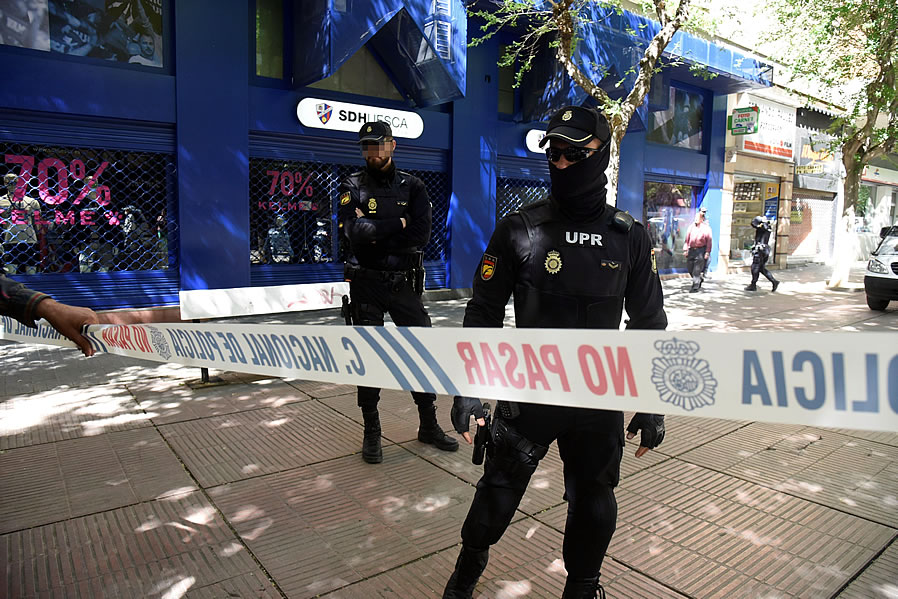 Un amplio operativo policial se desarrolla en las inmediaciones del club Huesca. (Foto: EFE)