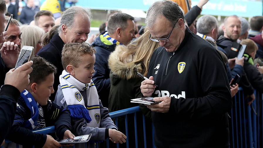 Bielsa es un ídolo en Leeds. (Foto: Twitter @LUFC)