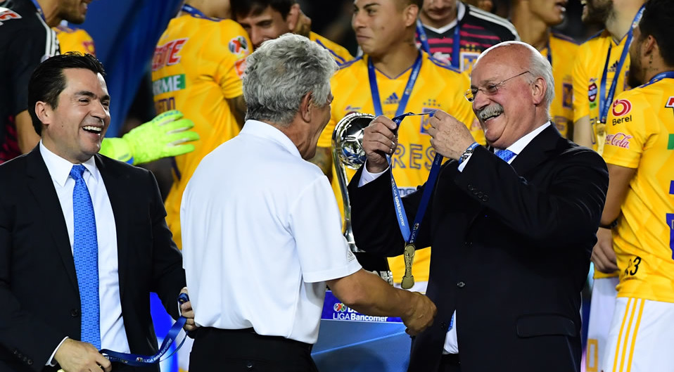 Tuca Ferretti recibe su medalla de Campeón del Clausura 2019. (Mexsport)