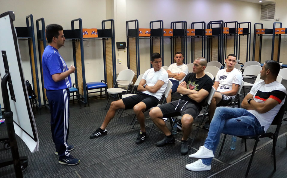 Como en la escuelita, así los futbolistas de Tigres en su curso para DT. (@TigresOficial)