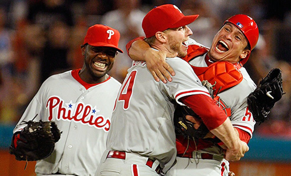 Halladay celebró la hazaña con el receptor panameño Carlos Ruíz.