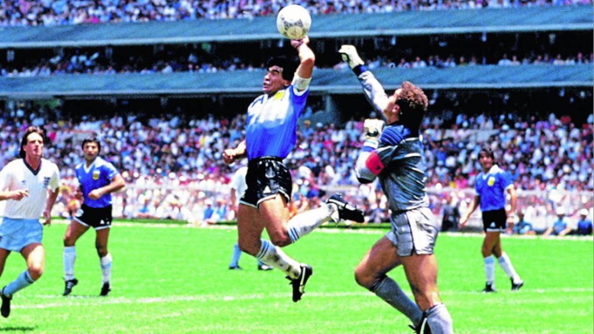 7. La Mano de Dios, una de las jugadas más memorables del futbol, fue hecha por Maradona en 1986.