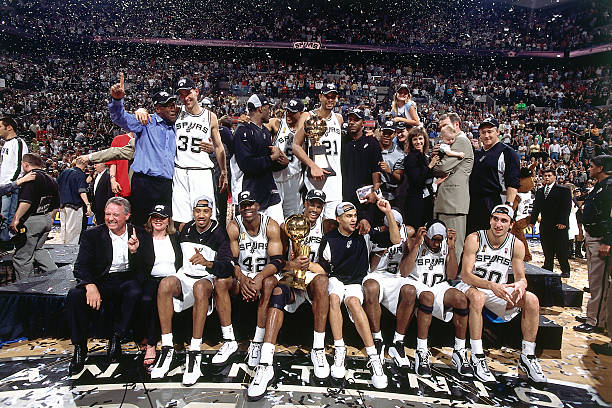 La dinastía de Tim Duncan y los Spurs, ya con Manu Ginóbili y Tony Parker, comenzó en 2003.