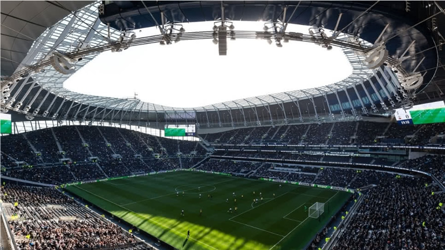 Finalista ahora, el Tottenham inauguró el nuevo White Hart Lane en marzo pasado.