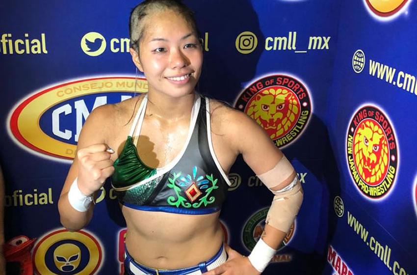 Pese a la derrota, Kaho Kobayashi luce contenta por el gran combate que dio. (CMLL)