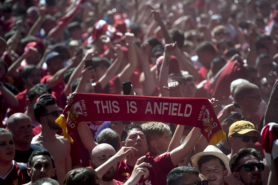 Aficionados del Liverpool y Tottenham le pusieron color a la final en Madrid. (Foto: AFP)