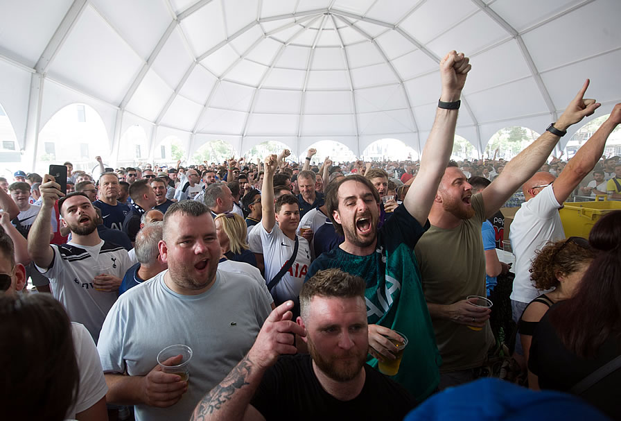 Aficionados del Liverpool y Tottenham le pusieron color a la final en Madrid. (Foto: AFP)