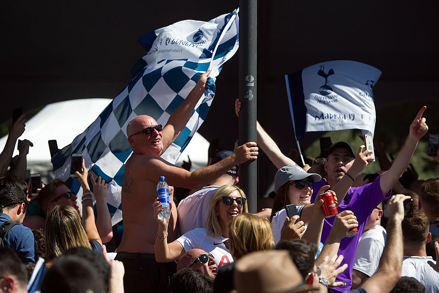 Aficionados del Liverpool y Tottenham le pusieron color a la final en Madrid. (Foto: AFP)