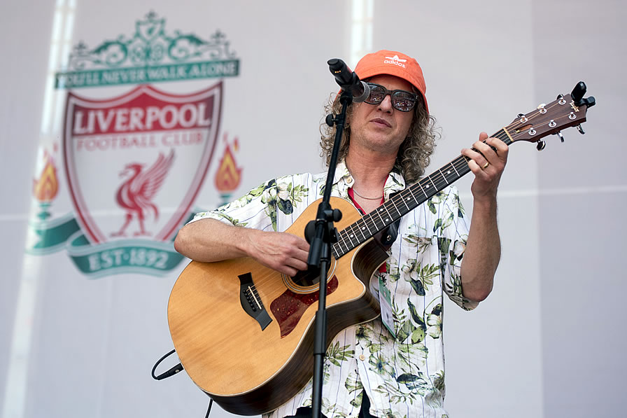 Aficionados del Liverpool y Tottenham le pusieron color a la final en Madrid. (Foto: AFP)