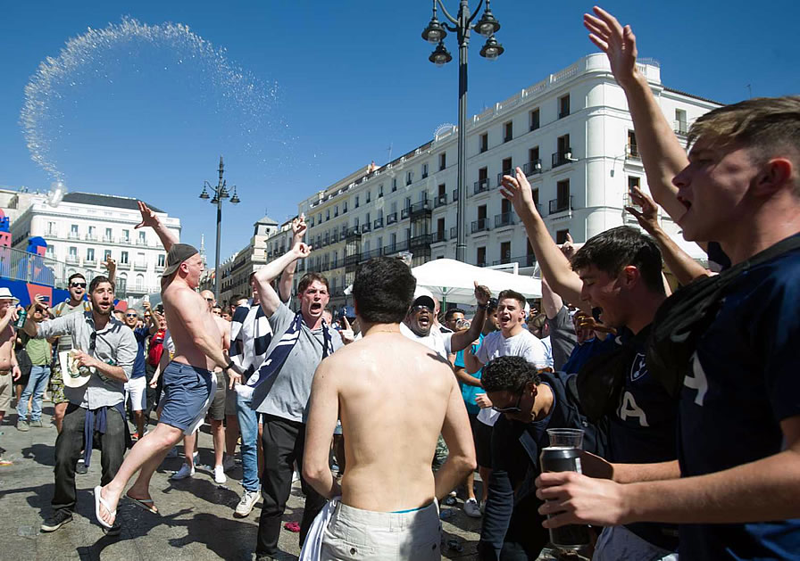 Aficionados del Liverpool y Tottenham le pusieron color a la final en Madrid. (Foto: AFP)