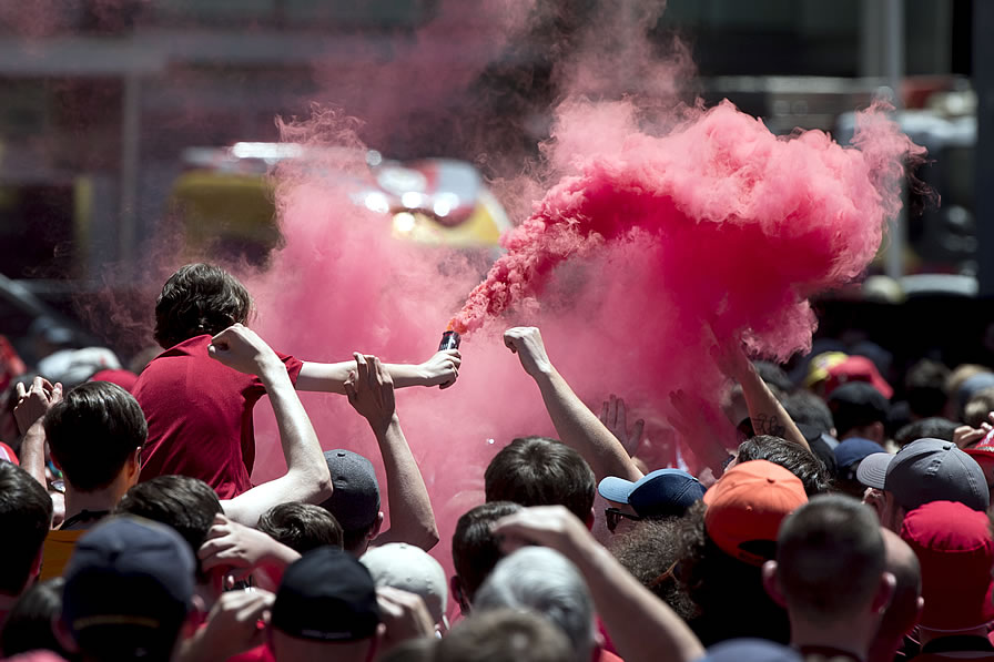 Aficionados del Liverpool y Tottenham le pusieron color a la final en Madrid. (Foto: AFP)