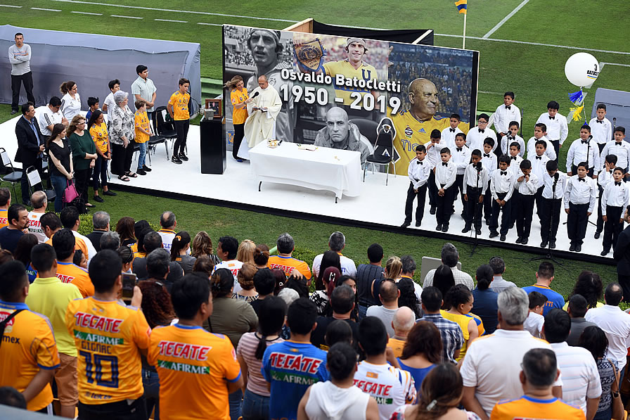 Familliares y aficionados despidieron a Batocletti en el Universitario. (Foto: Mexsport)