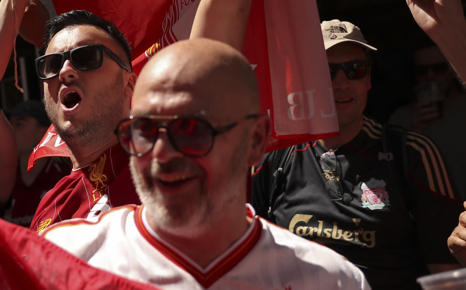 El himno suele escucharse antes de los encuentros del Liverpool, ahora también se escuchó al final. (Foto: AP)