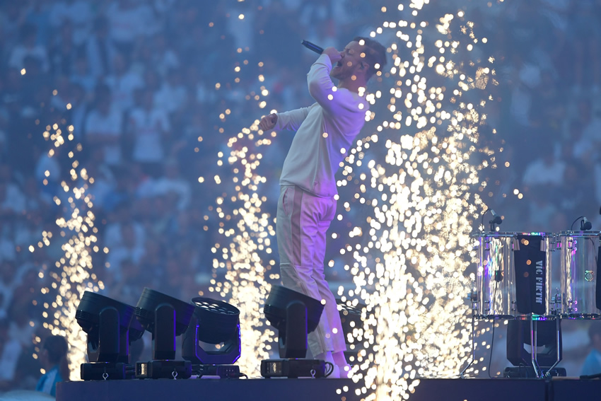 Los Imagine Dragons se lucieron en su presentación previo a la Final de la UEFA Champions League en el Estadio Wanda Metropolitano. Foto AFP