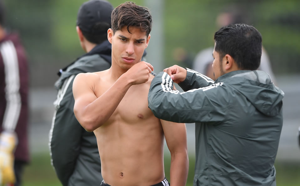 Lainez y Macías encabezaron la delegación azteca que arribó este sábado a la CDMX. (Foto: Mexsport)