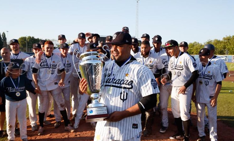 Los Neptunes celebran el bicampeonato obtenido durante la edición 2018.