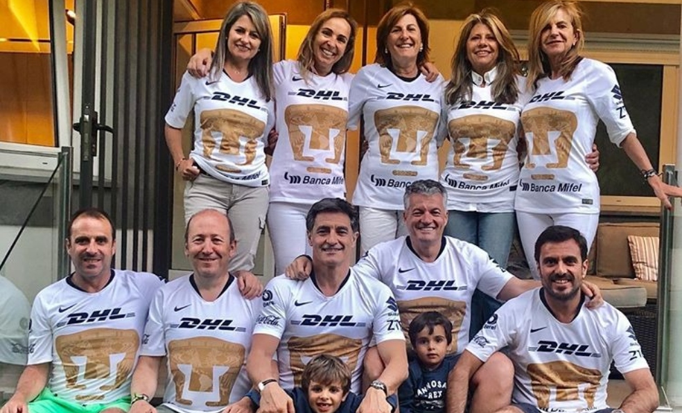 Míchel presumió a su familia con playera de los universitarios.