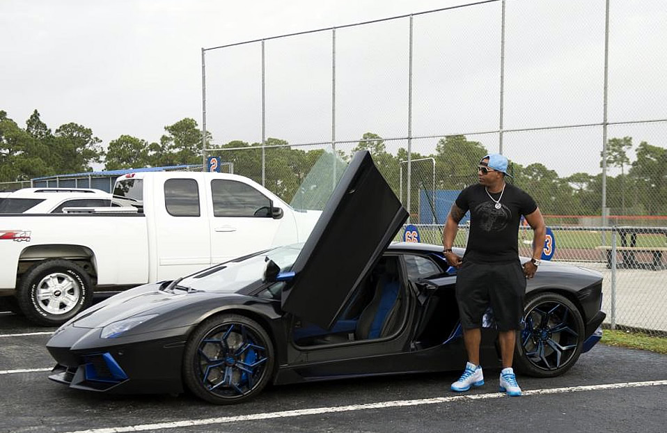 Yoenis Céspedes con su Lamborghini Aventador