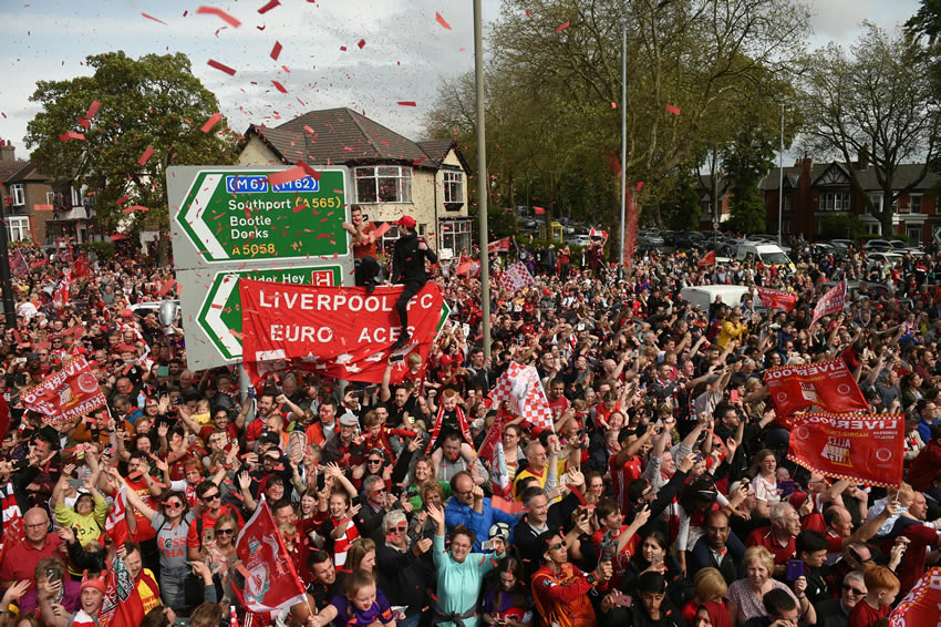 Afición de los Reds durante el desfile en Liverpool. (AFP)