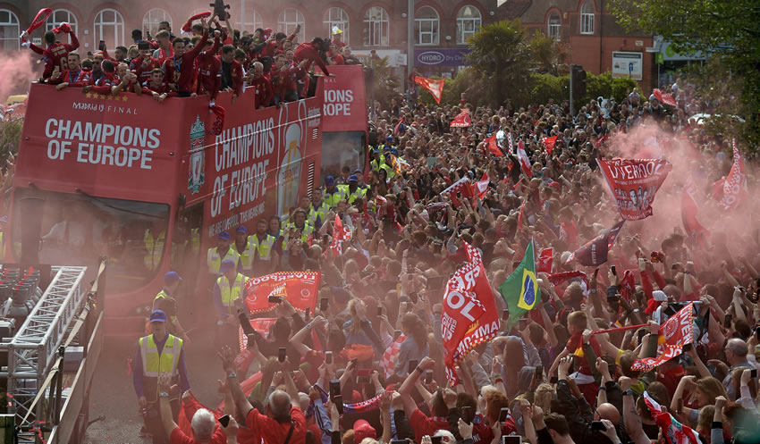 Aficionados y Jugadores celebran la sexta Champions con desfile en Liverpool. (AFP)