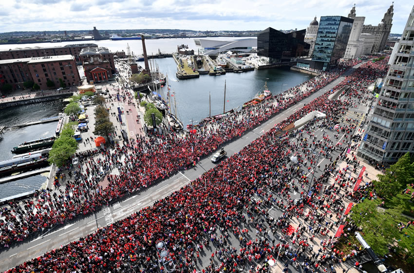 Aficionados ven el desfile de Liverpool desde los techos de su casa. (AFP)