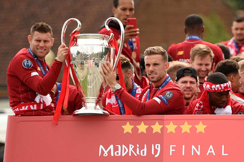 James Milner y Jordan Henderson con el trofeo de la Champions  en el desfile en Liverpool. (AFP)