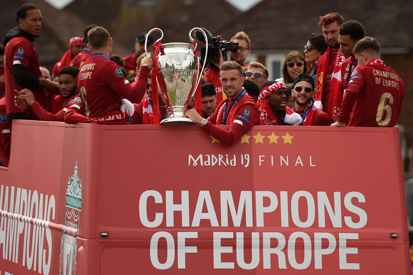 Jordan Henderson con el trofeo de la Champions  en el desfile en Liverpool. (AFP)