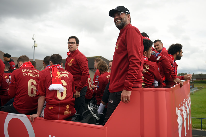 Jurgen Klopp durante el desfile en Liverpool. (AFP)